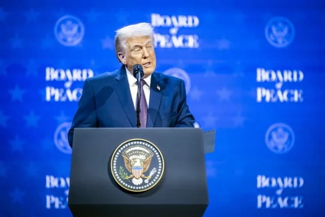 Trump: Moretón en la mano y explicaciones sobre la aspirina en Davos