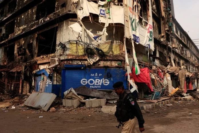 Pakistán: 67 muertos en un gran incendio en un centro comercial de Karachi