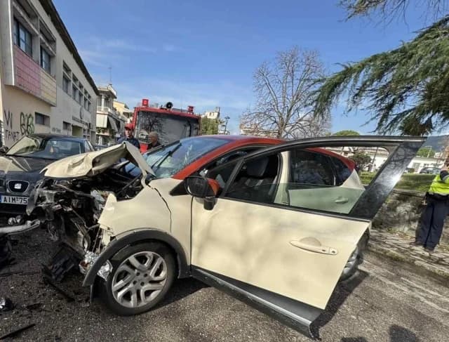 Αγρίνιο: Αυτοκίνητο έπεσε σε δέντρο έξω από δημοτικό σχολείο