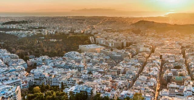 Airbnb: Τέλος στις ελεύθερες ζώνες στην Αθήνα, νέοι κανόνες από το 2026