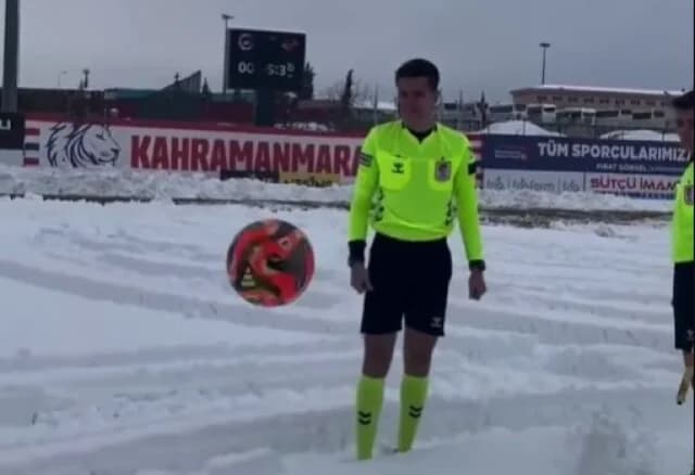 Turkey: Referee Tests Ball on Snow – Video