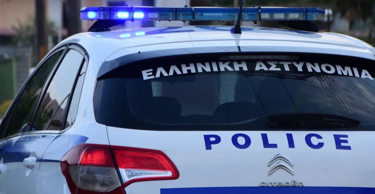 Glyfada: Hombre Hallado Muerto en el Maletero de un Coche – Hijo Arrestado