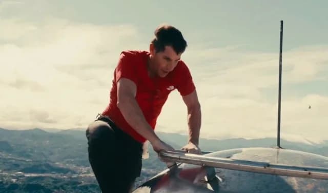 Alex Honnold escala el Taipei 101 sin cuerdas