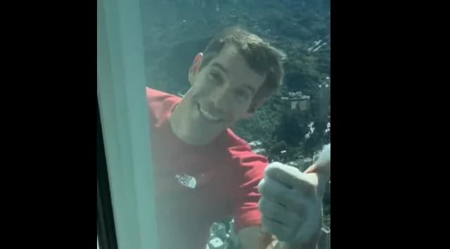 Alex Honnold escala el Taipei 101 sin equipo