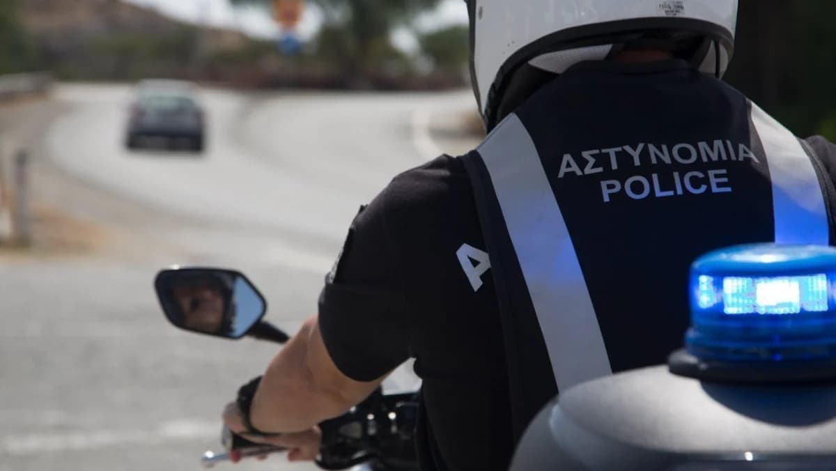 Nikosia: Polizei eskortiert Kind mit Kopfverletzung ins Krankenhaus