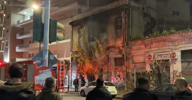 שריפה בבניין נטוש ברחוב ליוסיון – תנועה הופרעה על ידי ELAS