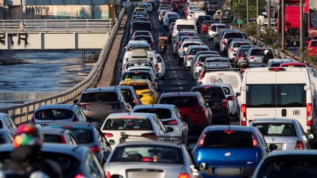 כאוס תנועה בקיפיסוס ובאטיקי אודוס: עיכובים משמעותיים