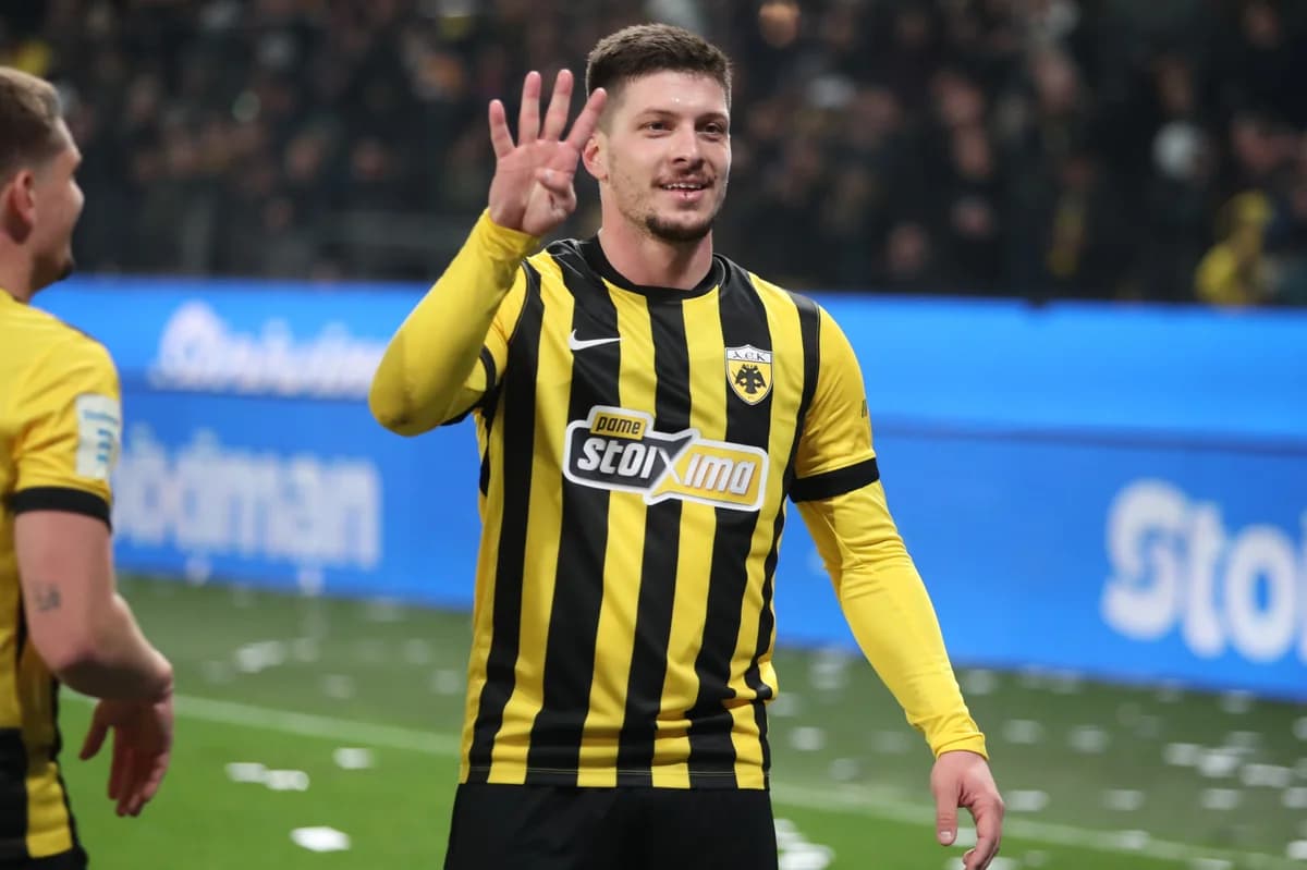 Jovićs Trikot aus historischem Spiel gegen Panathinaikos im AEK-Museum ausgestellt