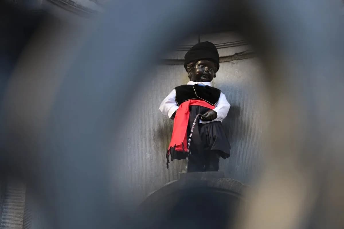Brüsseler Manneken Pis trägt zypriotische 'Vraka'