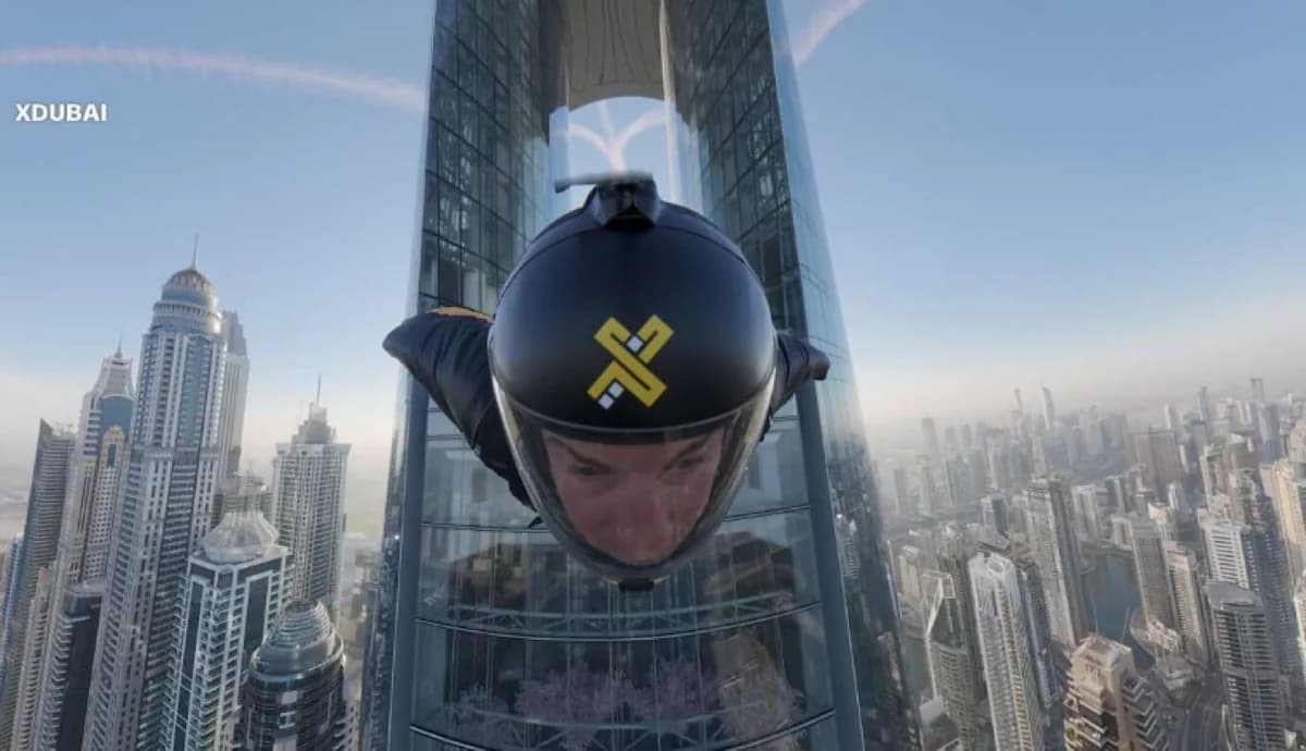 Video: Skydiver fliegt durch das 'Nadelöhr' im höchsten Hotel der Welt