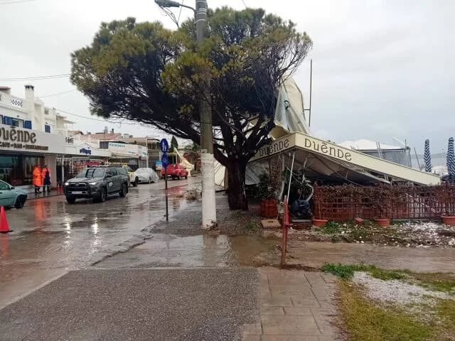 Ζημιές στην παραλία Μαραθώνα από ισχυρούς ανέμους