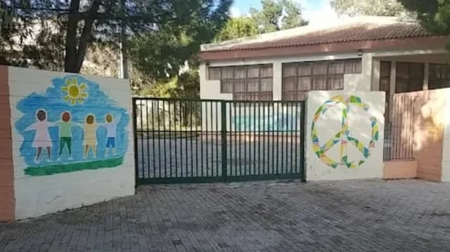 埃莱夫西纳：11 岁儿童在校园事件后因骨折住院