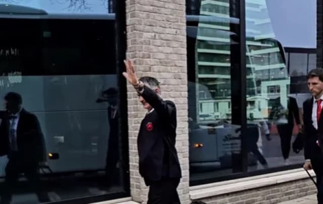 Ολυμπιακός: Θερμή υποδοχή από φιλάθλους στο Άμστερνταμ