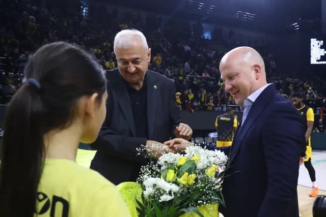 Marko Nikolić y jugadores del AEK de Atenas asisten al partido de baloncesto contra el Alba de Berlín