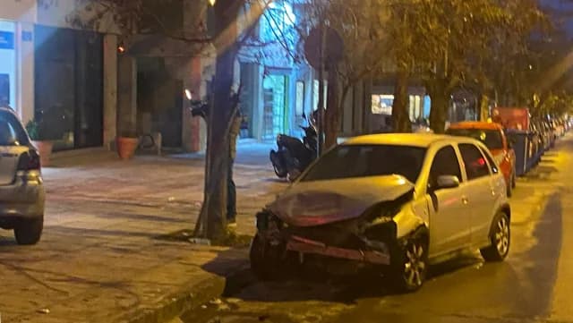סלוניקי: שלילת רישיון וקנס לצעירה בת 24 שפגעה ב-15 כלי רכב