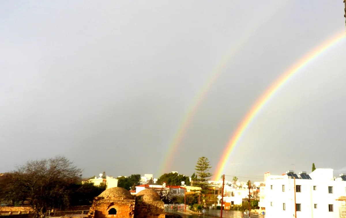 Doppelter Regenbogen in Paphos: Farbexplosion am Himmel