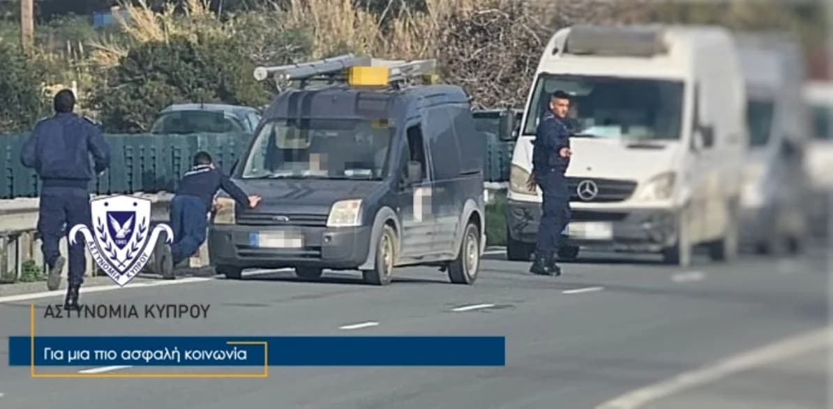 见习警员协助尼科西亚-利马索尔高速公路上的司机