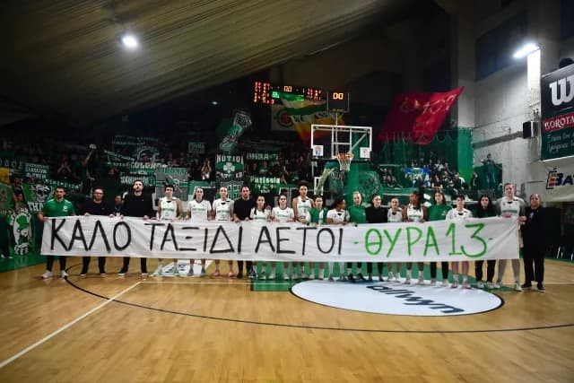 Panathinaikos: Basketball players raise banner for PAOK fans lost in tragedy