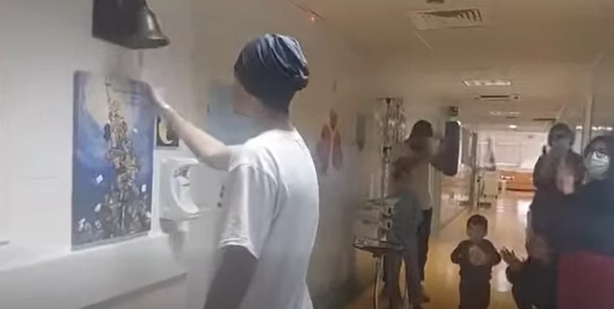 胜利：帕夫洛斯在胜利后敲响了钟声