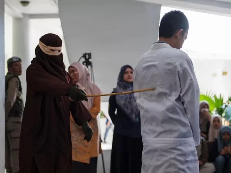Indonesien: Paar wegen Ehebruchs öffentlich ausgepeitscht – Frau wird ohnmächtig