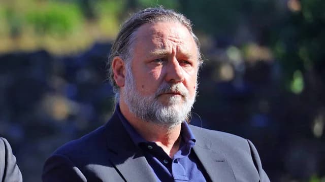Ο Ράσελ Κρόου στον ρόλο του Σον Κόνερι στο ριμέικ του «Highlander»