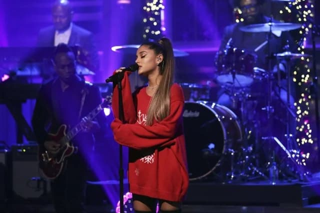 Ariana Grande: Warum sie 2018 ständig übergroße Hoodies trug