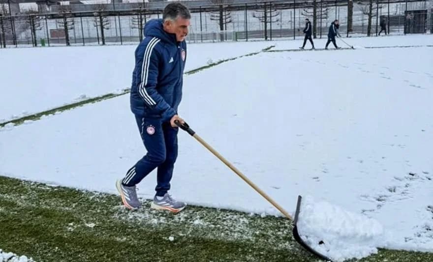 Ο Μεντιλίμπαρ πιάνει το φτυάρι και καθαρίζει το χιόνι στο Άμστερνταμ