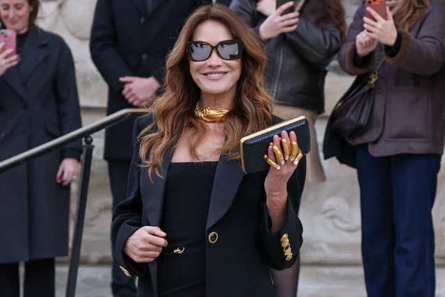 Carla Bruni: Declara su amor por Grecia en el desfile de Celia Kritharioti
