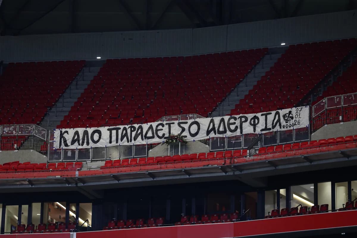 Emotiva pancarta en memoria de los aficionados del PAOK en el Groupama Arena