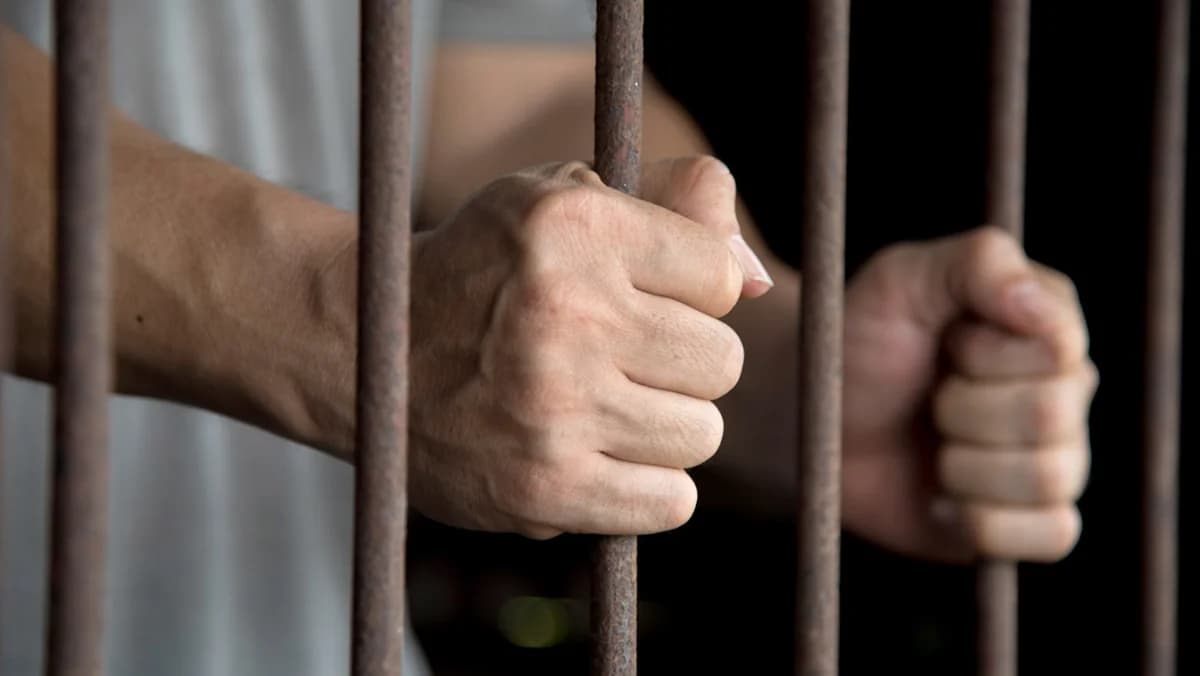 Arrestan a policía en Lárnaca por ayudar a un prisionero