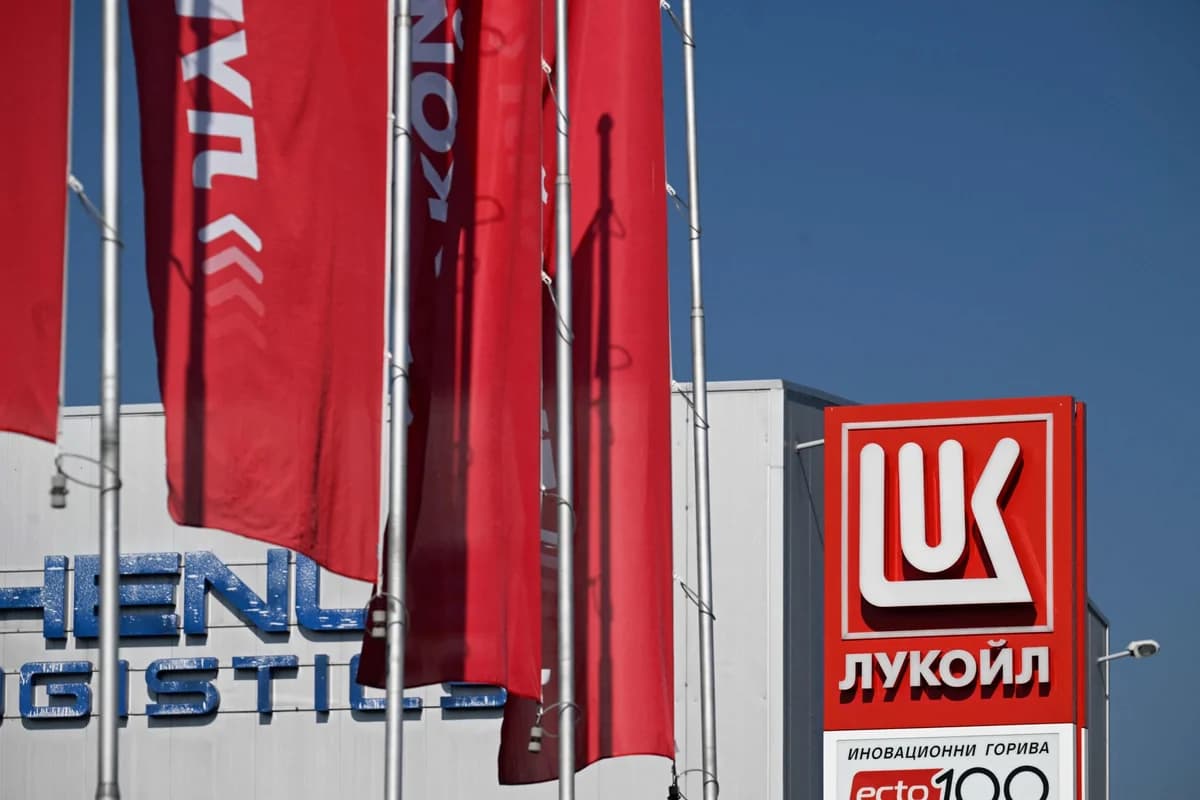 Лукойл продаст активы американской Carlyle Group