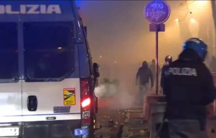 Italien: Zusammenstöße zwischen Polizei und Demonstranten in Turin - Molotowcocktails und Leuchtraketen
