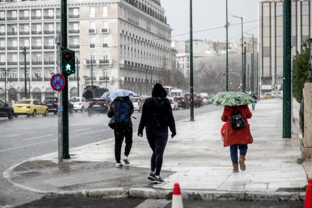 Έντονα καιρικά φαινόμενα στην Ελλάδα: Προειδοποιήσεις 112, βελτίωση από Δευτέρα