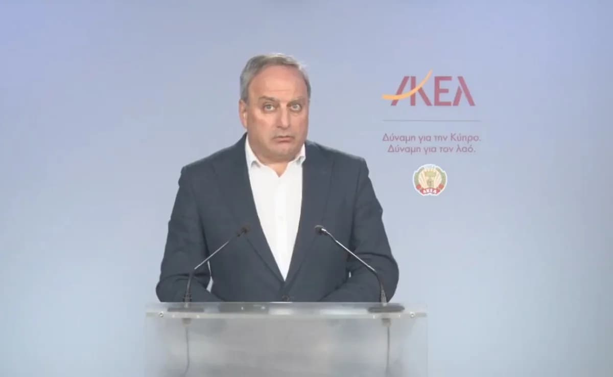 Contactos del Secretario General de AKEL en Londres sobre el tema de Chipre y la política social