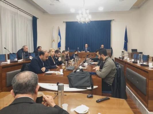 Se interrumpe la sesión del Consejo Municipal de Pafos tras la retirada de AKEL