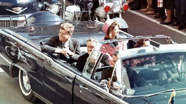 Descubren película oculta del asesinato de Kennedy: Revive la teoría de los dos tiradores