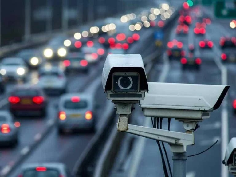 Έξυπνες κάμερες στους δρόμους της Αθήνας για σκανάρισμα παραβάσεων με AI