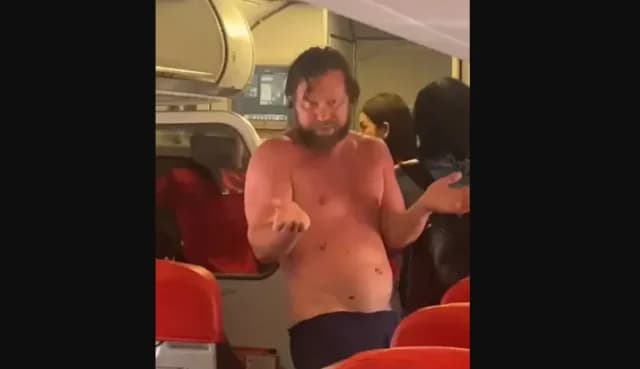 Pasajero ruso causa caos en vuelo de AirAsia: Se desnudó