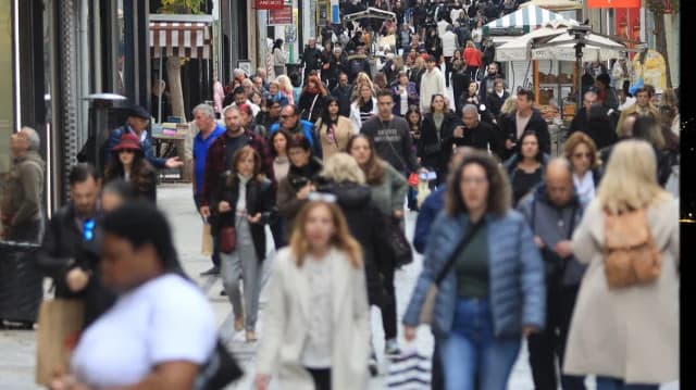 Eurobarómetro 2025: Europeos pesimistas sobre el futuro, aumenta la ansiedad en Grecia