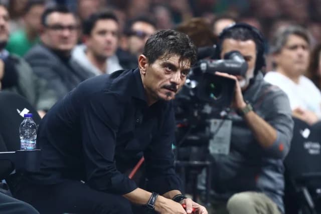 Giannopoulos a Sloukas: "¡Levantémoslo, Capitán!"