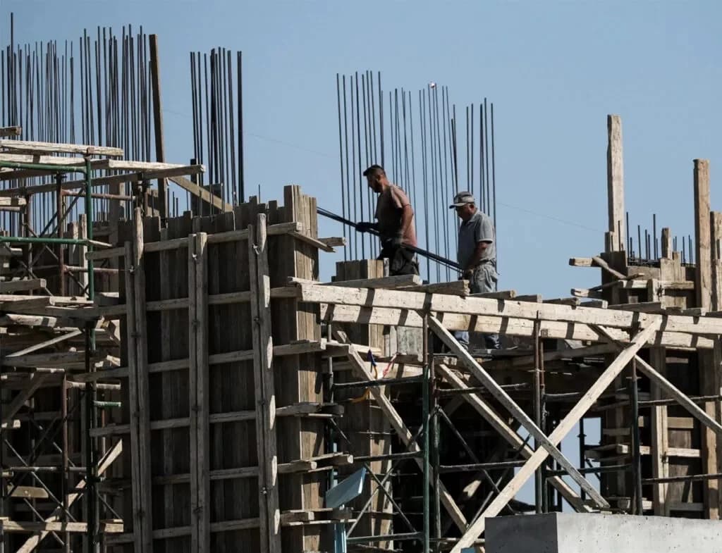 Καταγγελίες συντεχνιών για δημιουργία θυγατρικών για πρόσληψη αλλοδαπών