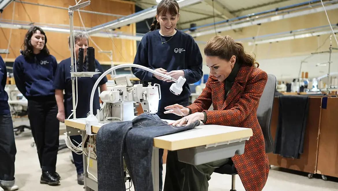 Kate Middleton cose jeans para el Príncipe William en una fábrica galesa