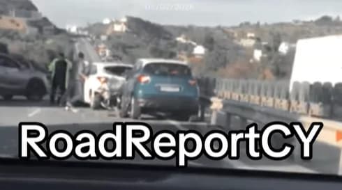 Massenkarambolage mit drei Fahrzeugen auf Autobahn