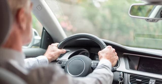 Volos: Älterer Mann mit Demenz fuhr auf der Autobahn in die falsche Richtung