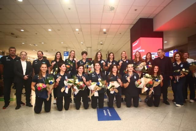 Griechische Wasserball-Damen kehren mit Bronze aus Portugal zurück
