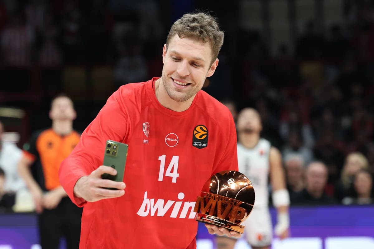 Sasha Vezenkov recibe el premio MVP de enero de la Euroliga