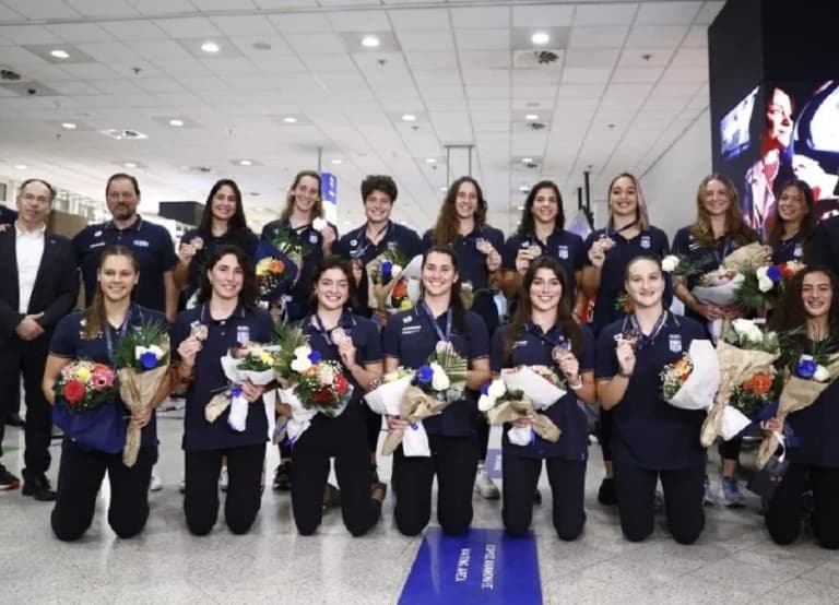 Equipo Nacional Femenino de Waterpolo: Bienvenida Apoteósica Tras Ganar el Bronce