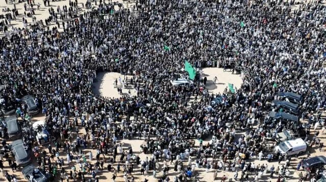 Multitud de Leales a Gadafi se Reúnen en el Funeral de su Hijo