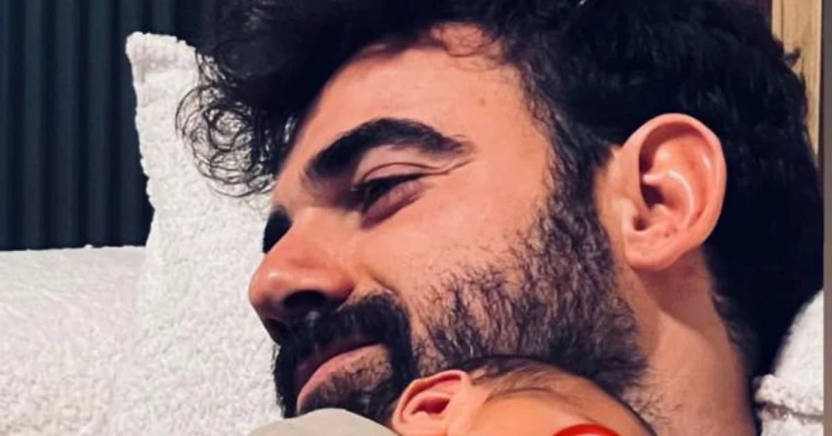 Nikos Polydoropoulos: Tierno abrazo con su hijo