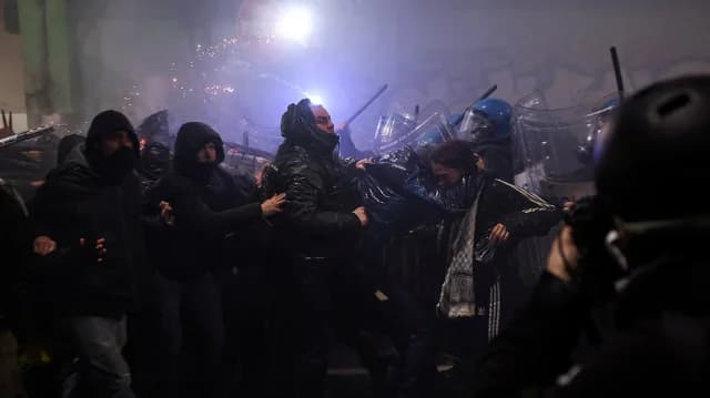 Столкновения в Милане во время протеста против зимних Олимпийских игр